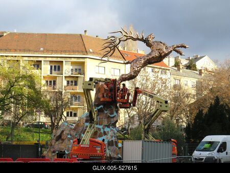 Sculpture installation in Budapest - Golden Deer Statue-stock-foto