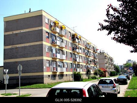 Szigetv?r, 2009. j?nius 15.A szigetv?ri De?k Ferenc (volt Felszabadul?s t?r) t?r lak??p?letei.-stock-foto