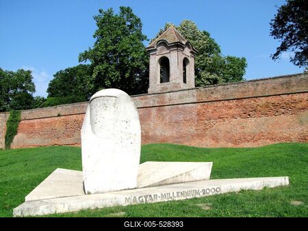 Szigetv?r, 2009. j?lius 1.A Magyar Millenniumi Eml?km? Szigetv?ron, a v?r faln?l. Bencsik Istv?n ?s D?v?nyi S?ndor alkot?sa 2000-b?l.-stock-foto