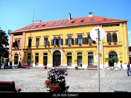 Szigetv?r, 2009. j?nius 15.A szigetv?ri Zr?nyi t?r r?szlete T?r?k B?lint ?s Tin?di Lantos Sebesty?n egykori otthon?val.-stock-foto