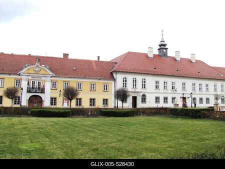 V?c, 2016. m?rcius 27.A v?rosh?za ?p?lete (balra) ?s az irgalmas k?h?z (jobbra) a M?rcius 15. t?ren. Mindk?t ?p?let a XVIII. sz-b?l sz?rmazik.-stock-foto