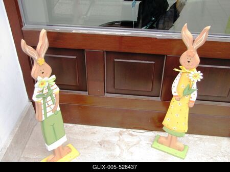 V?c, 2016. m?rcius 27.H?sv?ti nyuszi figur?k egy v?ci ?zlet el?tt.-stock-foto