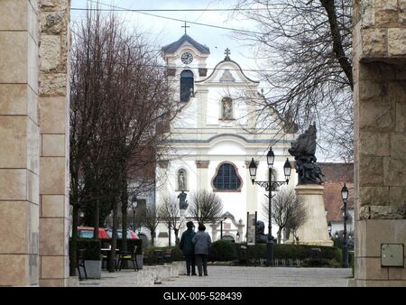 V?c, 2016. m?rcius 27.S?t?l?k a v?ci v?roskapun?l, eredeti nev?n b?csi- vagy fels?kapu (el?t?rben).Szemk?zt a Szent Mih?ly Domonkos rendi templom (XVIII. sz.),  a M?rcius 15. t?r gy?ngyszeme, jobbra az I. vil?gh?bor?s eml?km?.-stock-foto