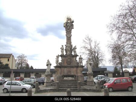 V?c, 2016. m?rcius 27.A Szenth?roms?g oszlop. A Piarista templommal szemben ?p?lt 1750-1755 k?z?tt. A homokko szoborcsoportot az 1740-41-es pestisj?rv?ny megszunt??rt emelt?k h?l?b?l.-stock-foto