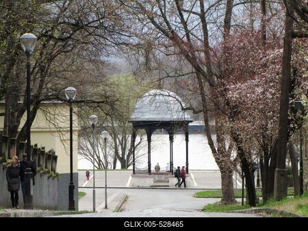 V?c, 2016. m?rcius 27.S?t?l? emberfek a v?ci Duna-parti pergol?n?l. Alul a Duna, m?g?tte a Szentendrei-sziget l?that?.-stock-foto