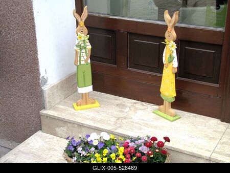 V?c, 2016. m?rcius 27.H?sv?ti nyuszi figur?k ?s vir?gos kos?r egy v?ci ?zlet el?tt.-stock-foto