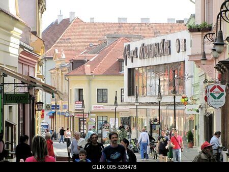 P?pa, 2014. m?jus 2.S?t?l?k a Kossuth Lajos utc?ban, a belv?ros gyalogos utc?j?ban.-stock-foto