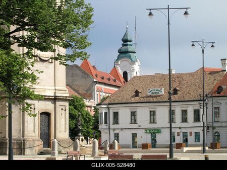 P?pa, 2014. m?jus 2.A F? t?r, balra a Nagytemplom oldala, szemk?zt a benc?s templom tornya.-stock-foto