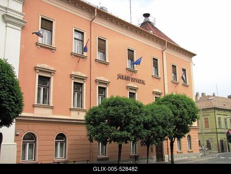 P?pa, 2014. m?jus 2.A j?r?si hivatal ?p?lete a F? utc?ban.-stock-foto