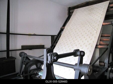 P?pa, 2014. m?jus 2.Az egykori Kluge k?kfest? ?zem egyik g?pe a m?zeumi ki?ll?t?son. Az ipari eml?m?v? nyilv?n?tott ?zem 1956-ig m?k?d?tt, ezut?n az ?p?letegy?ttes ?s az eg?sz berendez?s m?eml?ki v?delem al? ker?lt ?s 1962-ben mint m?zeum nyitotta meg kapuj?t a l?togat?k el?tt. 1983-ban, a Kluge c?g fenn?ll?s?nak 200. ?vfordul?ja alkalm?b?l az ?p?letet fel?j?tott?k.-stock-foto