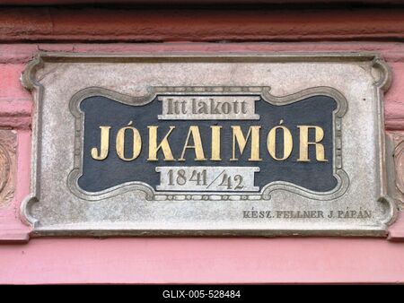 P?pa, 2014. m?jus 2.Eml?kt?bla a J?kai M?r utcai h?zon, melyben J?kai M?r lakott 1841-42-ben.-stock-foto