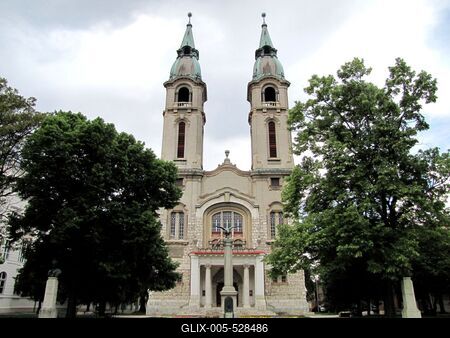 P?pa, 2014. m?jus 2.A p?pai reform?tus templom a M?rcius 15. t?ren. 1941-ben ?p?lt.-stock-foto