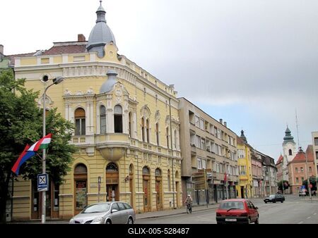 P?pa, 2014. m?jus 2.A F? utca ?s a M?rcius 15. t?r. Jobbra h?tul a benc?s templom tornya.-stock-foto