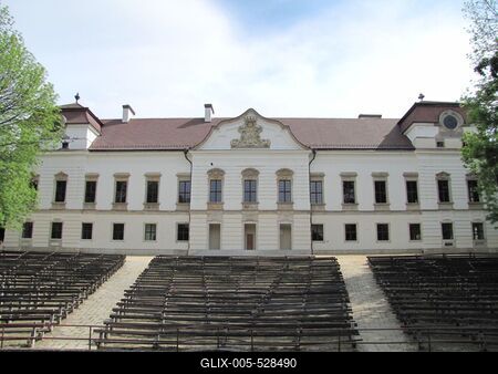 P?pa, 2014. m?jus 2.Az Esterh?zy kast?ly park fel?li frontja a szabadt?ri sz?npad lel?t?ival. A kast?ly az 1780-as ?vek v?g?n ?p?lt. Hely?n a XV. sz-ban a Garaiak v?ra ?llt. A kast?ly Franz Anton Pillgram tervei szerint ?p?lt. A kast?ly t?jm?zeumnak is otthont ad.-stock-foto