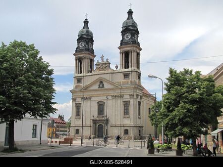 P?pa, 2014. m?jus 2.A p?pai Nagytemplom: Szent Istv?n v?rtan? ?l?b?niatemplom, a F? t?ren. A jelenlegi templomot 1774-ben gr?f Esterh?zy K?roly egri p?sp?k, p?pai f?ldes?r k?lts?g?n kezdt?k el ?p?teni, Fellner Jakab uradalmi ?p?t?sz ?ltal k?sz?tett tervek alapj?n, az ? hal?la ut?na a megkezdett munk?t Grossmann J?zsef vezette. A templom 15 ?v alatt ?p?lt fel. A v?gleges d?sz?t?sek elk?sz?lte ut?n, 1795. m?jus 3-?n szentelte fel Pierer J?zsef tinini p?sp?k.-stock-foto