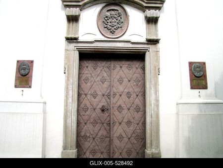 P?pa, 2014. m?jus 2.Az 1742-ben ?p?lt benc?s Nagyboldogasszony templom kapuja.-stock-foto