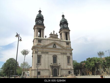 P?pa, 2014. m?jus 2.A p?pai Nagytemplom: Szent Istv?n v?rtan? ?l?b?niatemplom, a F? t?ren. A jelenlegi templomot 1774-ben gr?f Esterh?zy K?roly egri p?sp?k, p?pai f?ldes?r k?lts?g?n kezdt?k el ?p?teni, Fellner Jakab uradalmi ?p?t?sz ?ltal k?sz?tett tervek alapj?n, az ? hal?la ut?na a megkezdett munk?t Grossmann J?zsef vezette. A templom 15 ?v alatt ?p?lt fel. A v?gleges d?sz?t?sek elk?sz?lte ut?n, 1795. m?jus 3-?n szentelte fel Pierer J?zsef tinini p?sp?k.-stock-foto