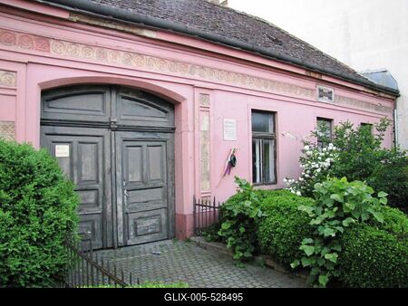 P?pa, 2014. m?jus 2.Klasszicista st?lusban ?p?lt h?z a J?kai M?r utc?ban. Itt lakott J?kai M?r 1841-42-ben.-stock-foto