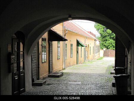 P?pa, 2014. m?jus 2.A F? utca 2. sz. h?z bels? udvara.-stock-foto