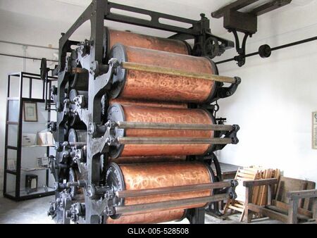 P?pa, 2014. m?jus 2.Az egykori Kluge k?kfest? ?zem m?ngrol? hengerei a m?zeumi ki?ll?t?son. Az ipari eml?m?v? nyilv?n?tott ?zem 1956-ig m?k?d?tt, ezut?n az ?p?letegy?ttes ?s az eg?sz berendez?s m?eml?ki v?delem al? ker?lt ?s 1962-ben mint m?zeum nyitotta meg kapuj?t a l?togat?k el?tt. 1983-ban, a Kluge c?g fenn?ll?s?nak 200. ?vfordul?ja alkalm?b?l az ?p?letet fel?j?tott?k.-stock-foto