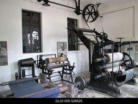 P?pa, 2014. m?jus 2.Az egykori Kluge k?kfest? ?zem g?pei a m?zeumi ki?ll?t?son. Az ipari eml?m?v? nyilv?n?tott ?zem 1956-ig m?k?d?tt, ezut?n az ?p?letegy?ttes ?s az eg?sz berendez?s m?eml?ki v?delem al? ker?lt ?s 1962-ben mint m?zeum nyitotta meg kapuj?t a l?togat?k el?tt. 1983-ban, a Kluge c?g fenn?ll?s?nak 200. ?vfordul?ja alkalm?b?l az ?p?letet fel?j?tott?k.-stock-foto