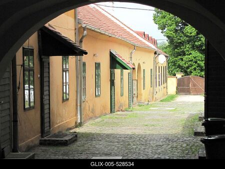 P?pa, 2014. m?jus 2.A F? utca 2. sz. h?z bels? udvara.-stock-foto