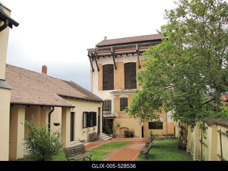 P?pa, 2014. m?jus 2.A p?pai K?kfest? M?zeum, az egykori Kluge k?kfest? ?zem ?p?lete. Az ?zem 1956-ig m?k?d?tt, ezut?n az ?p?letegy?ttes ?s az eg?sz berendez?s m?eml?ki v?delem al? ker?lt ?s 1962-ben mint m?zeum nyitotta meg kapuj?t a l?togat?k el?tt. 1983-ban, a Kluge c?g fenn?ll?s?nak 200. ?vfordul?ja alkalm?b?l az ?p?letet fel?j?tott?k.-stock-foto