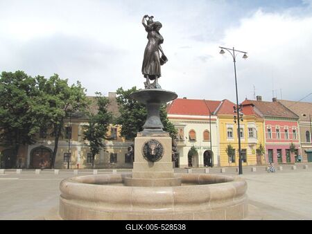 P?pa, 2014. m?jus 2.A Kors?s l?ny sz?k?kutas szobor a v?ros f?ter?n, a Nagytemplom el?tt. P?rk?nyi Raab P?ter szobr?szm?v?sz alkot?sa. 2013-ban avat?k fel.-stock-foto