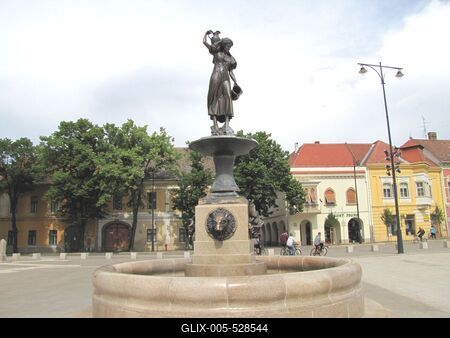 P?pa, 2014. m?jus 2.A Kors?s l?ny sz?k?kutas szobor a v?ros f?ter?n, a Nagytemplom el?tt. P?rk?nyi Raab P?ter szobr?szm?v?sz alkot?sa. 2013-ban avat?k fel.-stock-foto