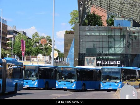 4-6 tram replacement buses at Westend - Budapest-stock-foto