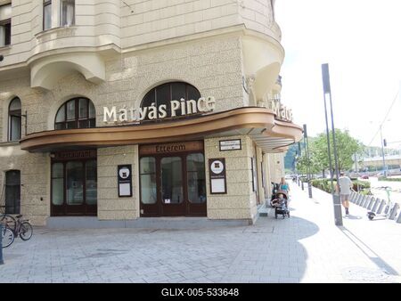 The closed premises of the once world-famous Mátyás Pince restaurat - Budapest-stock-foto
