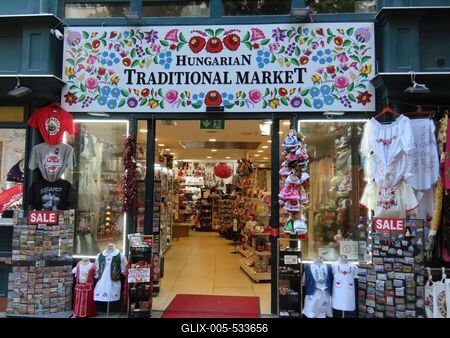 Budapest - Shop of Hungarian folk art and tourist souvenir-stock-foto