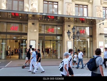 Tourist traffic on Váci Street, Budapest's main pedestrian street-stock-foto