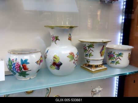 Herend porcelain in the window of a shop on Váci Street in Budapest-stock-foto