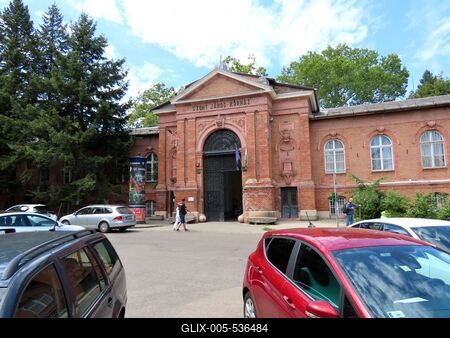 The main entrance of Szent János hospital - Budapest-stock-foto