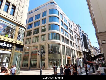 Budapest - Tourists walking in Váci Street-stock-foto