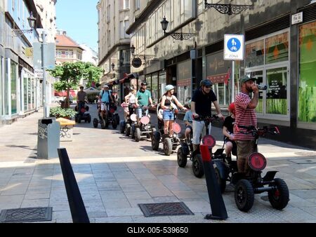 Tourists going sightseeing in Budapes - Motorized tourism-stock-foto