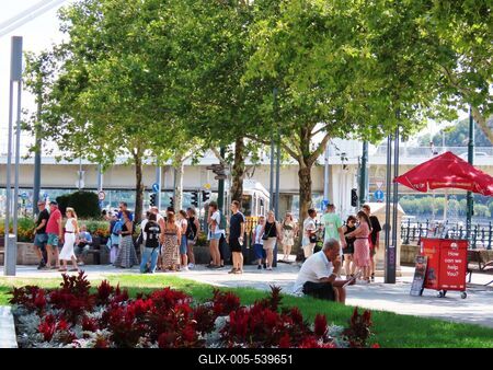 Tourists on Duna Corso - Budapest-stock-foto