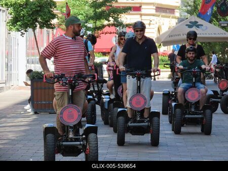 Tourists going sightseeing in Budapest - Motorized tourism-stock-foto