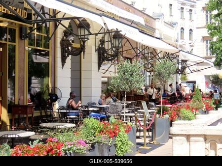 Budapest - Summer - The terrace of the downtown Gerbaud café on Vörösmarty square-stock-foto