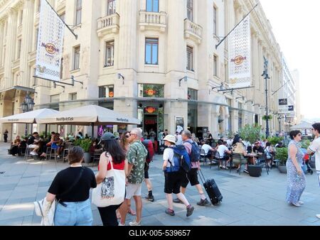 Budapest - Tourists in the city center - Café Hard Rock-stock-foto