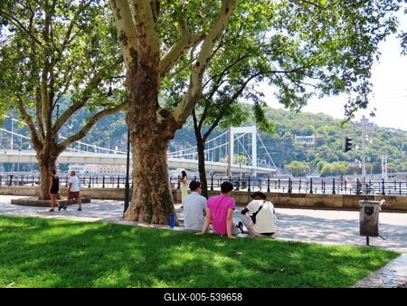 People cooling off in the heatwave on Duna Corso - Budapest-stock-foto
