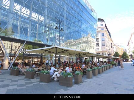 Budapest - Guests on the terrace of a restaurant on Vörösmarty square.-stock-foto