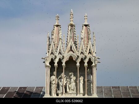 The tower above the entrance to Pisa's Camposanto (cemetery) in the Square of Miracles - Italy-stock-foto
