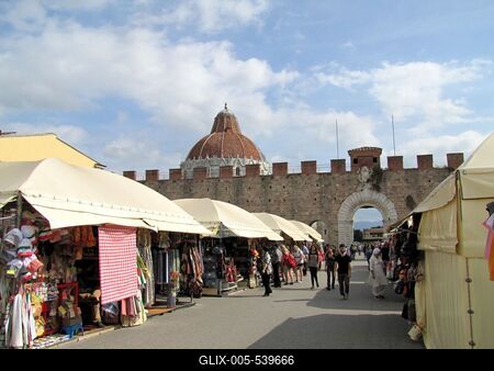 Pisa . Medieval Wall - Market - Italy-stock-foto