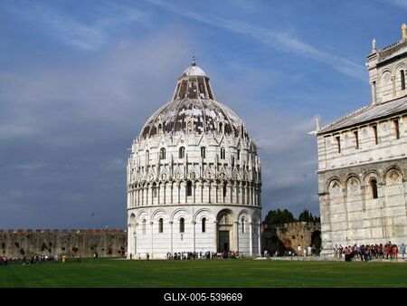 Pisa - Baprismal chapel and Dome - Italy-stock-foto