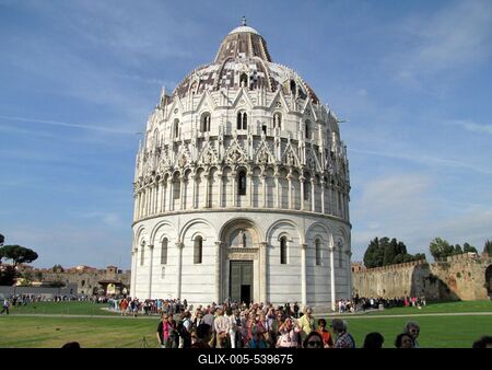 The baptismal chapel in Pisa's Square of Miracles - Italy-stock-foto
