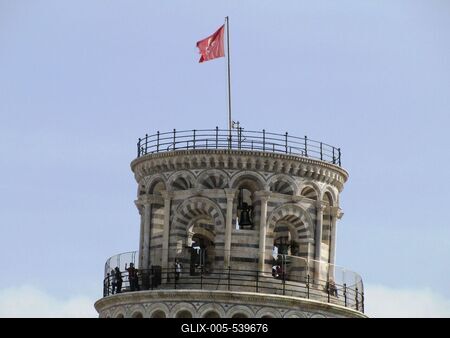 The top level of the bell tower of the Leaning Tower of Pisa - Italy-stock-foto