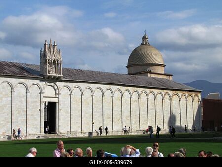 Tourists atthe Pisa Camposanto (cemetery) in the Square of Miracles - Italy-stock-foto