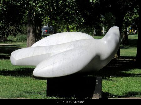 Budapest, 18 July 2017White dove statue to the Memory of the Hungarian Revolution of 1956Az 1956-os forradalom eml?k?re ?ll?tott szabads?g sz?rnyal? madara c. szobor. Szmrecs?nyi Boldizs?r 2016-ban k?sz?lt alkot?sa.-stock-foto